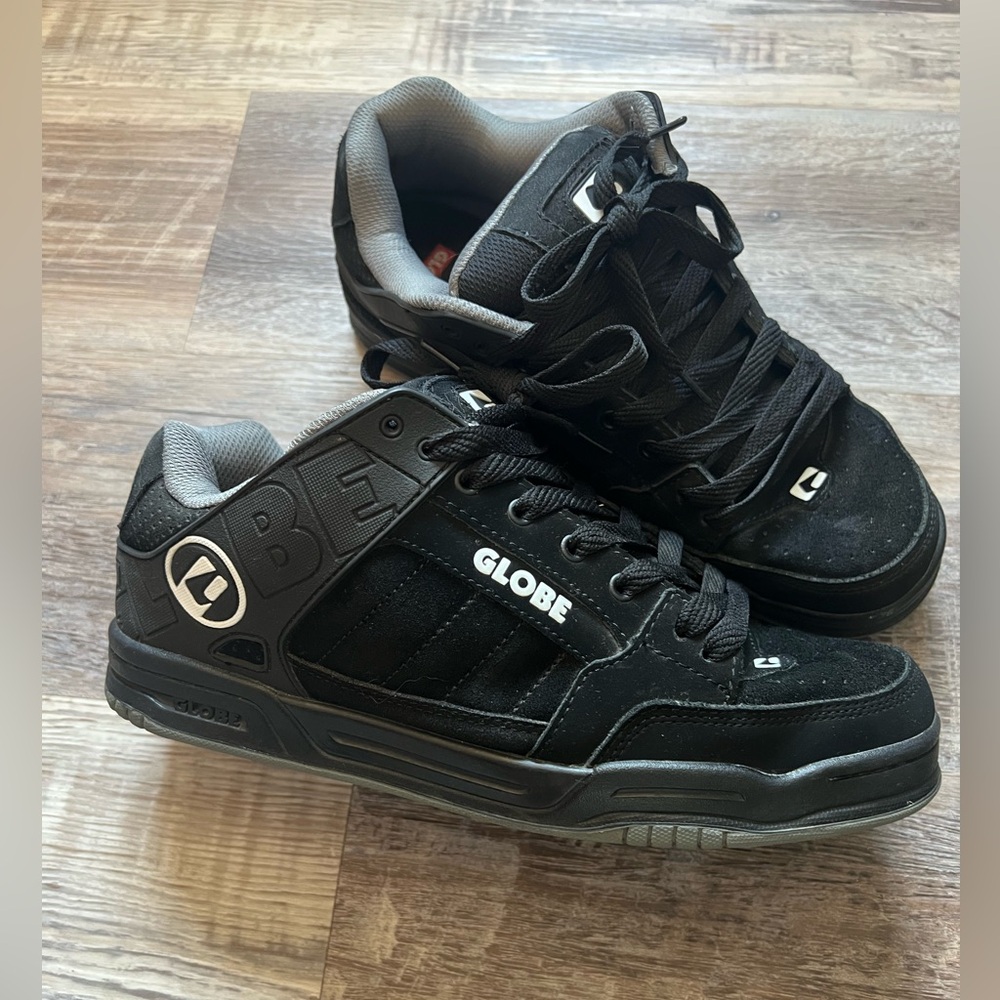 Men’s Globe size 11 Sneakers